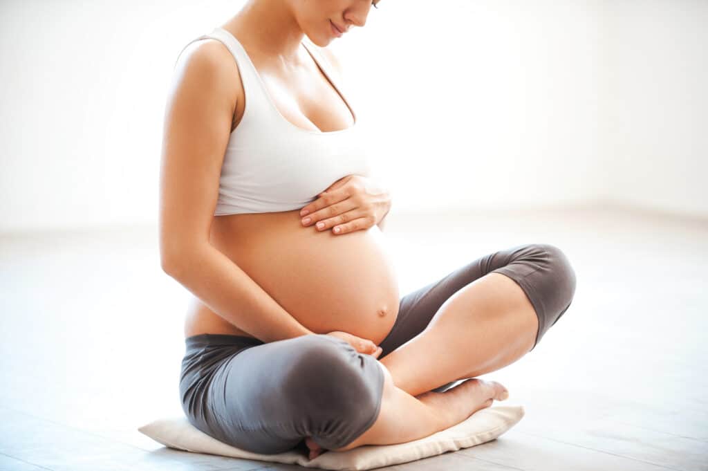 YPrénatal yoga, yoga prénatal, yoga péri natal, yoga pré-natal, femme enceinte, grossesse, enceinte, bébé